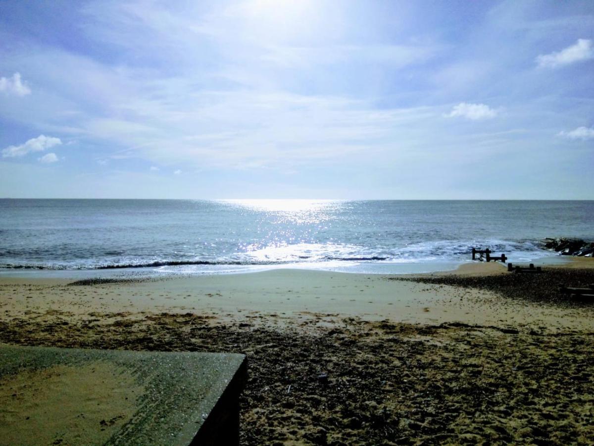 Beachfront Studio Apartment Felixstowe Exterior photo