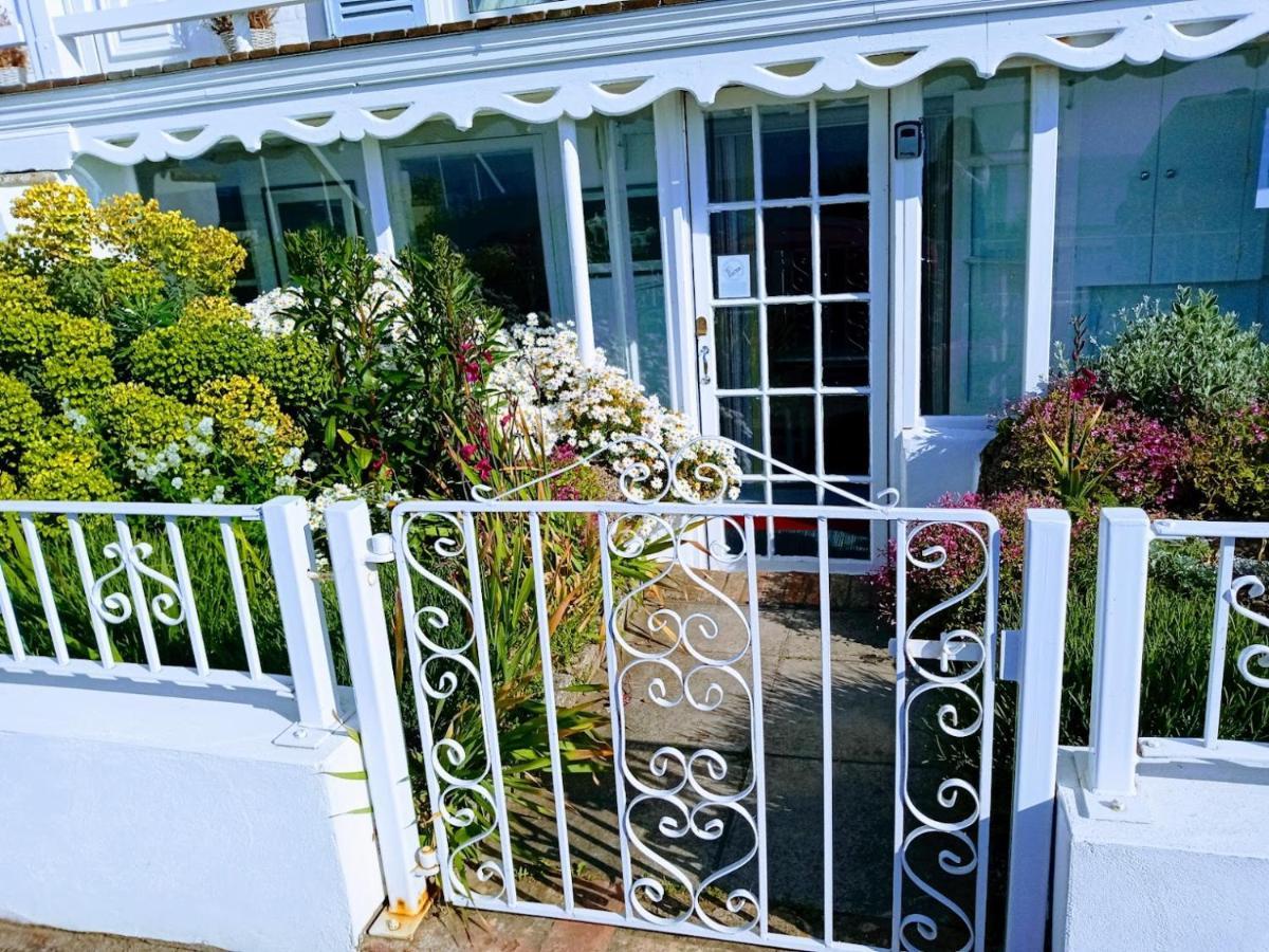 Beachfront Studio Apartment Felixstowe Exterior photo