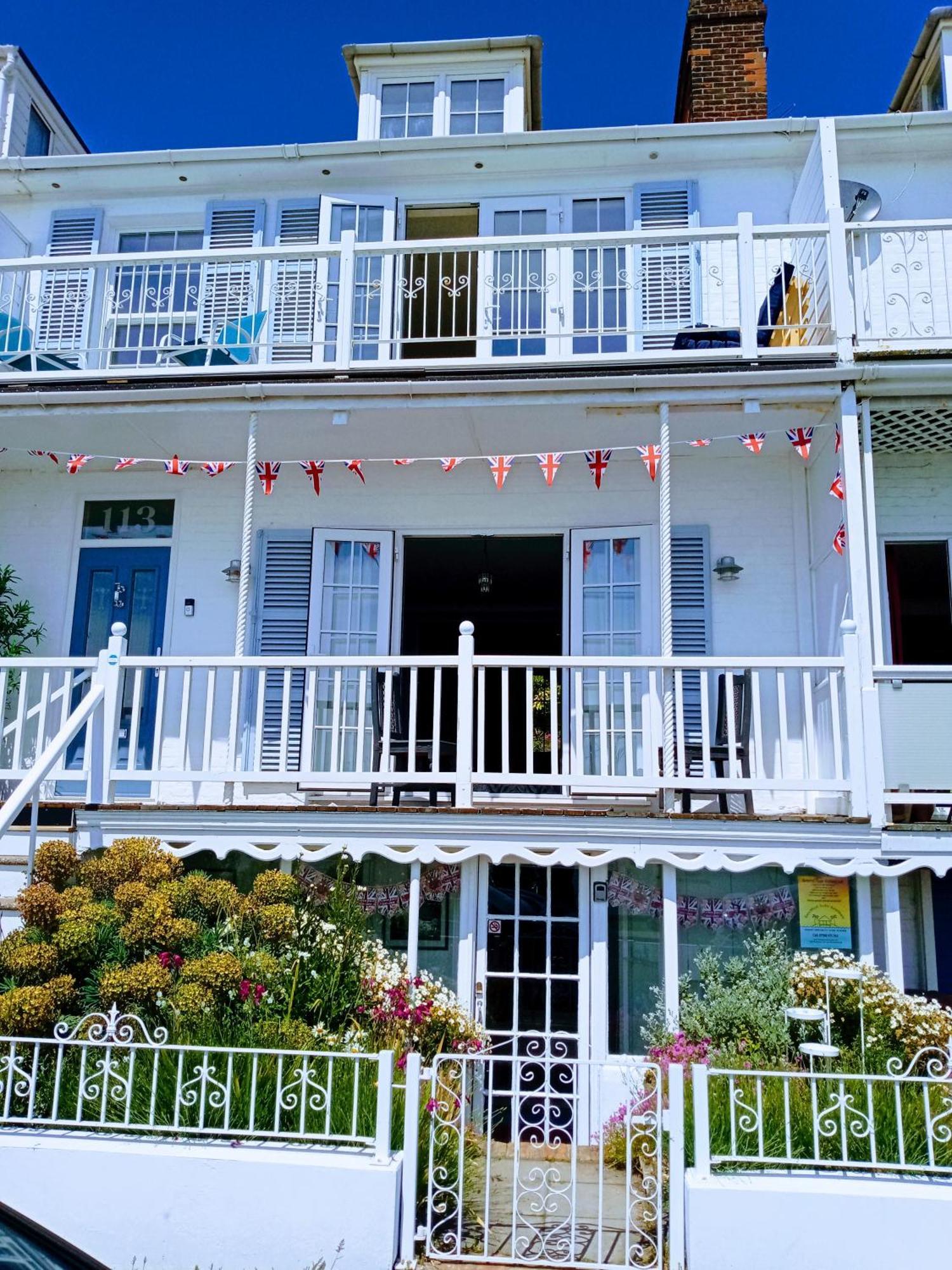 Beachfront Studio Apartment Felixstowe Exterior photo